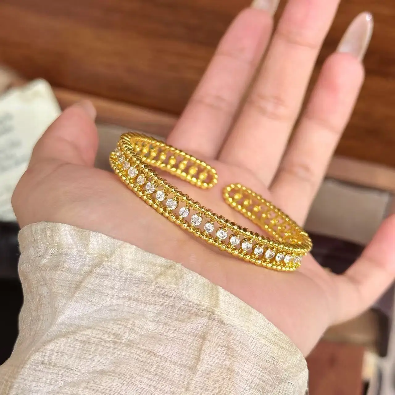 

Minimalist Light Luxury Bangle - French Vintage Hollow Beaded Edge, Niche High-End Versatile Hand Jewelry