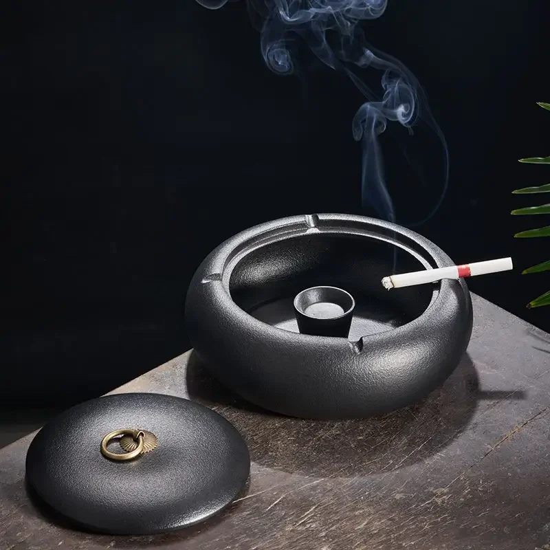 Creative Black Matte Ceramic Ashtray with Lid Indoor Wind & Ash Resistant Car Ashtray Portable Ceramic Ashtray Home Decoration