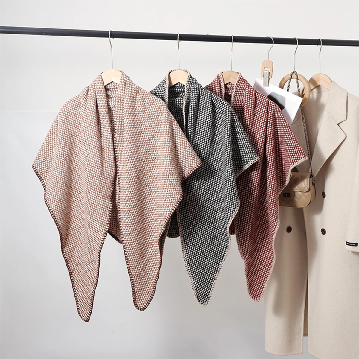 

Новый осенне-зимний сезон, треугольный шарф с тонкой сеткой для женщин, модный универсальный шаль для путешествий, уличный толстый теплый верхний наряд