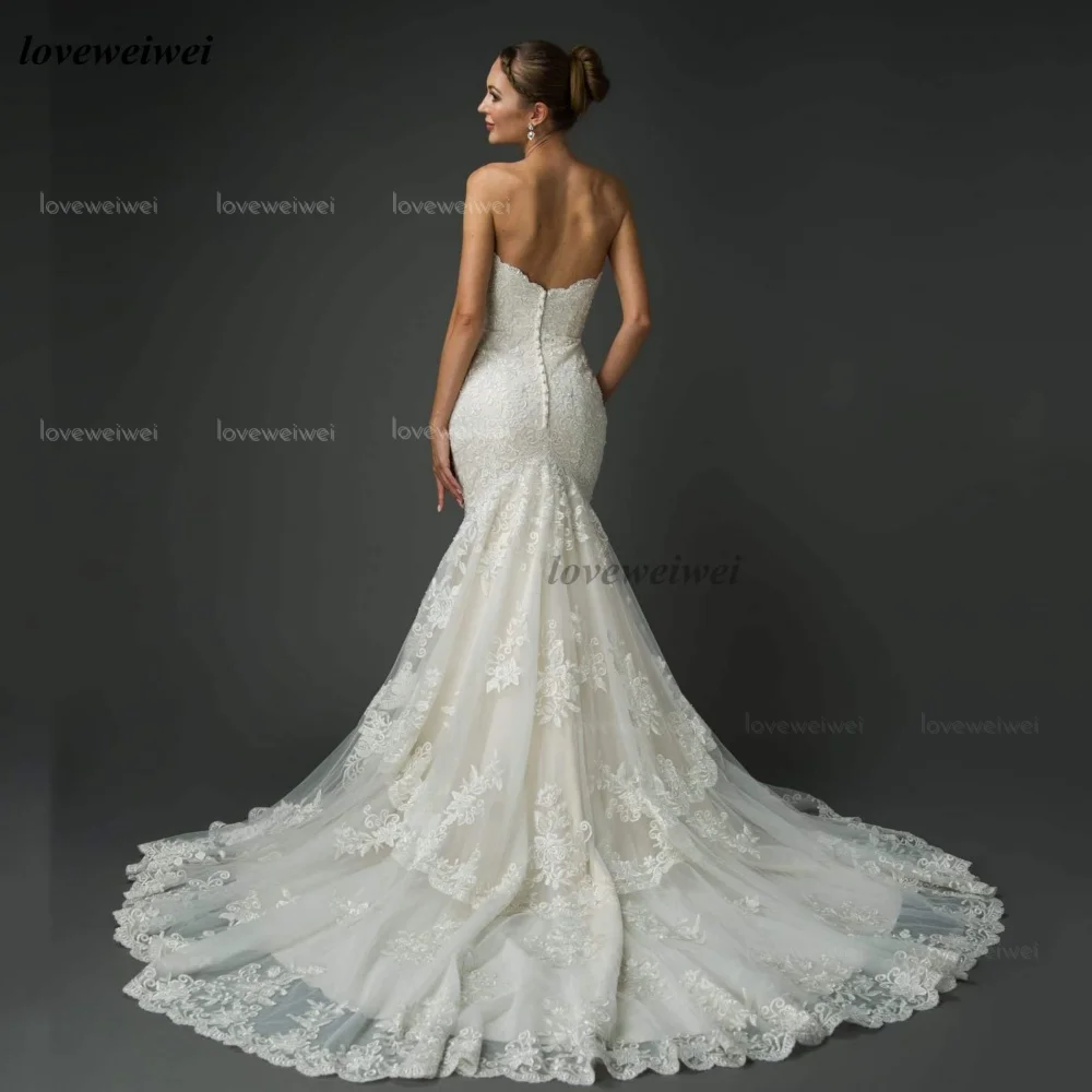 ชุดแต่งงานสั่งตัดแบบลูกไม้สไตล์วินเทจทรงเมอร์เมด ชุดเจ้าสาวหรูหราแบบคอวีติดกระดุม