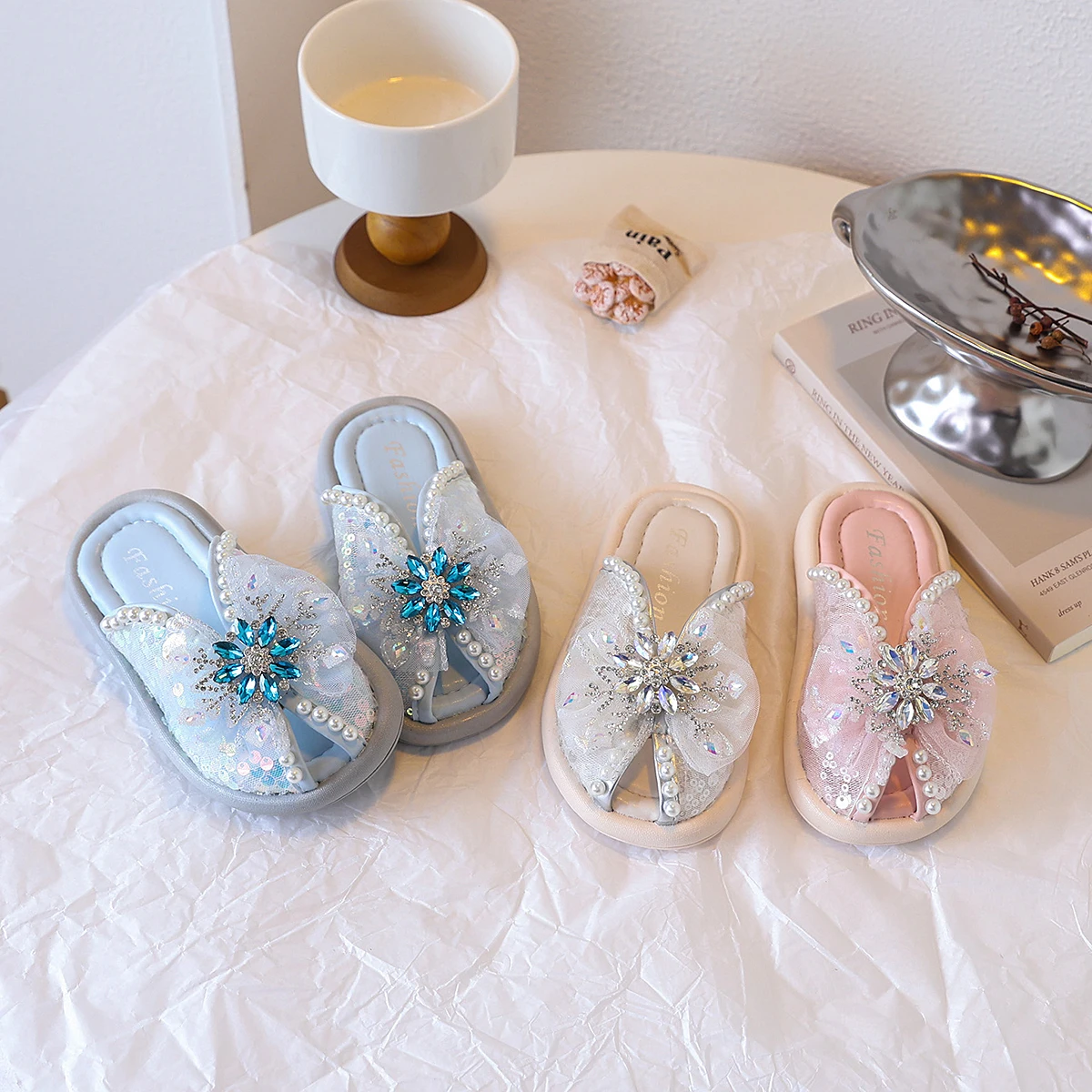 أحذية عصرية أنيقة بكعب عالٍ على شكل فيونكة للفتيات خفيفة الوزن وغير قابلة للانزلاق من الأسفل أحذية بناتي مقاس كبير للفتيات