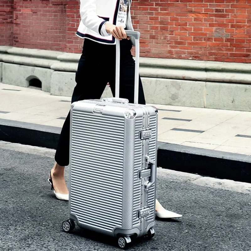 TRAVEL TALE  Spinner Aluminum Frame Hardside Travel Suitcase 22\