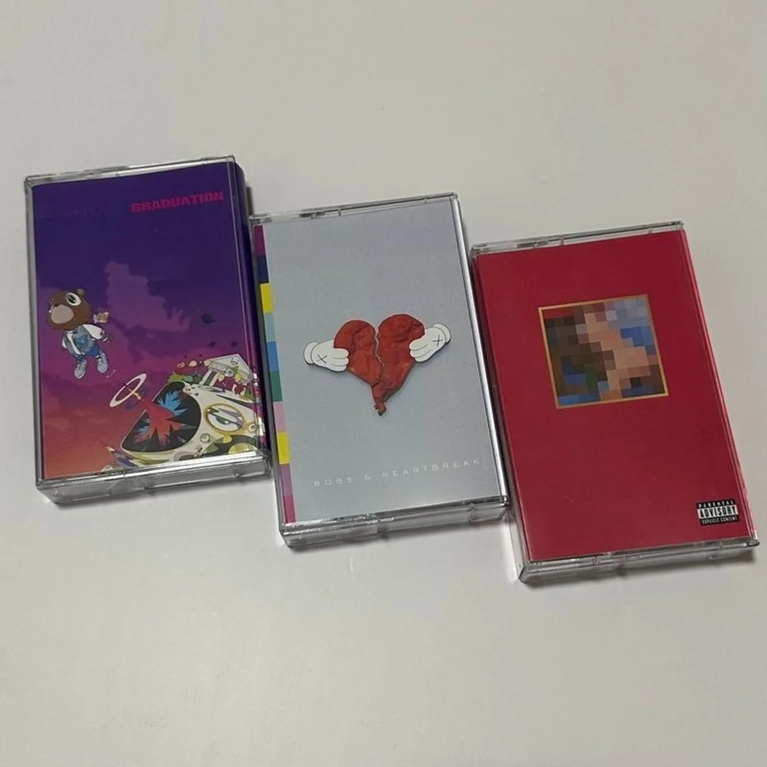 Image of Hip-Hop Milestone 3-Tape Classic Set, als Set oder einzeln erhältlich, mit ikonischer Bear-Cover-Verpackung und Heartbreak-Themenkonzeptalbum.