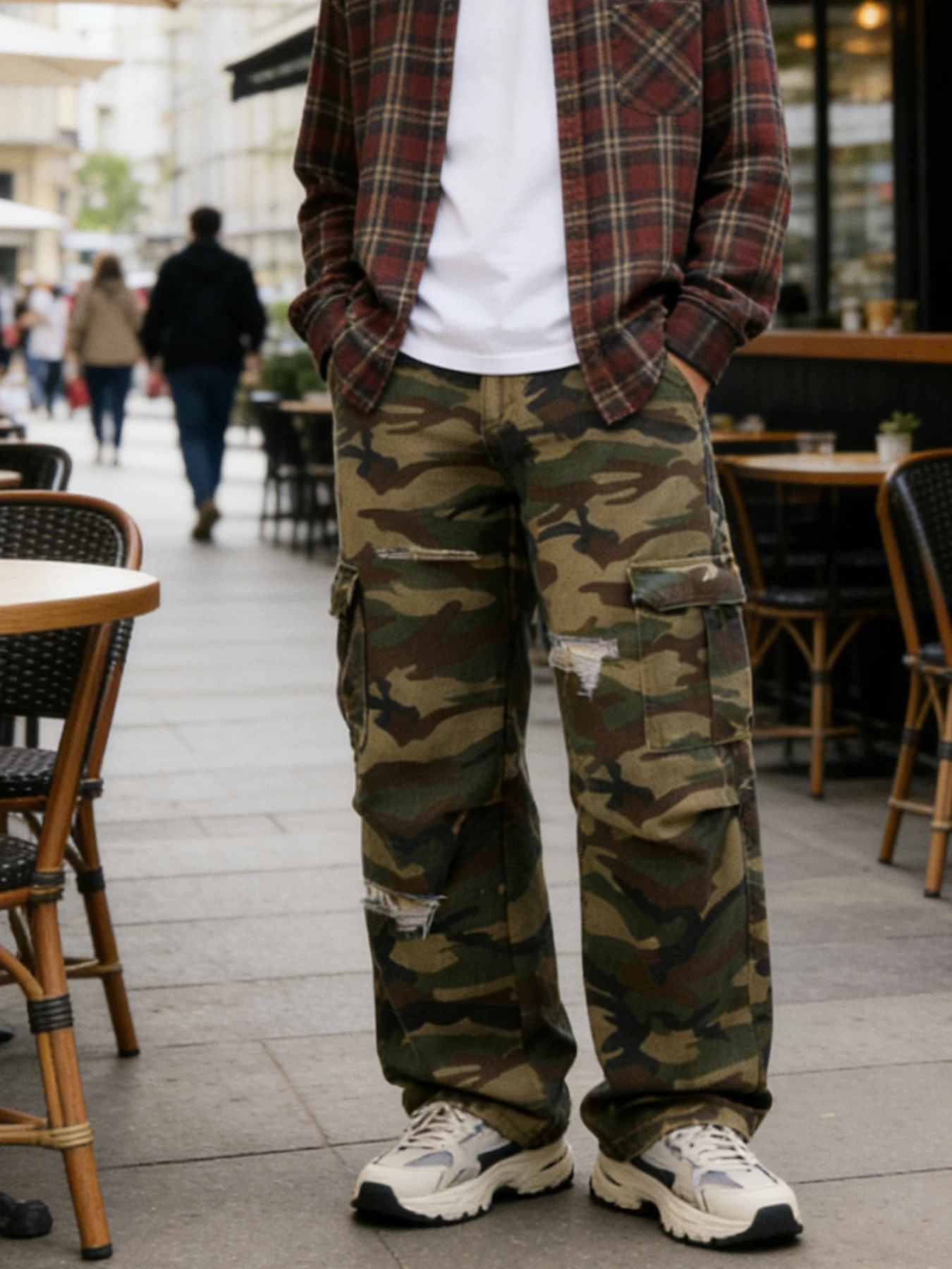 

Vintage Military Green Distressed Camouflage Wide-Leg Pants for Men, Aged and Ripped Loose Straight-Leg Workwear Style Jeans