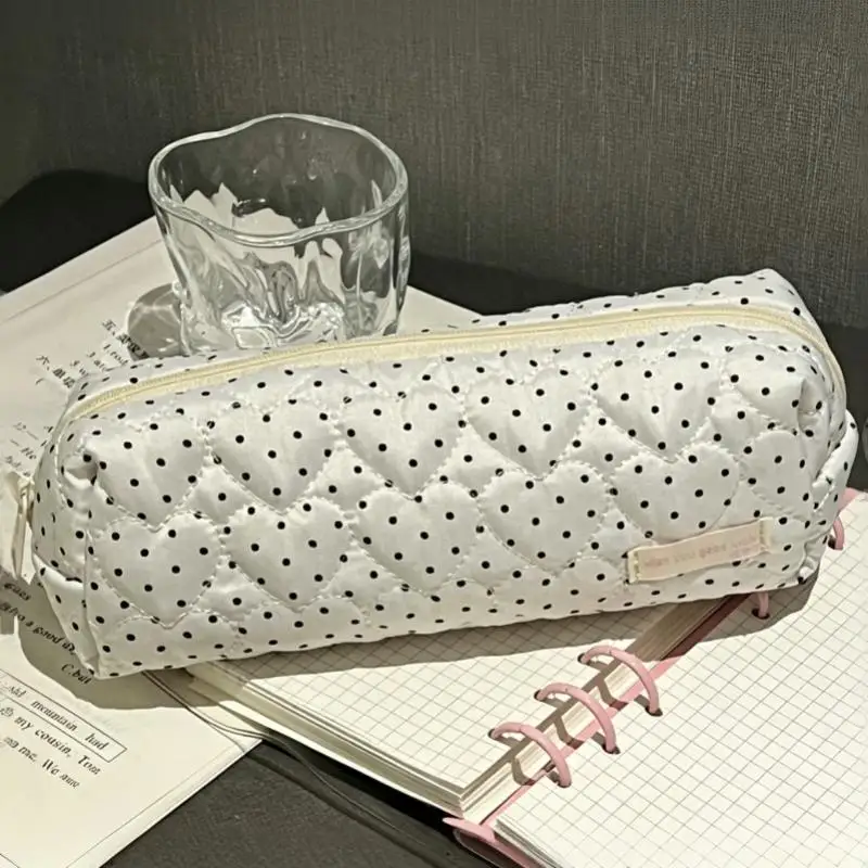 Weiches, gestepptes weißes Polka-Dot-Federmäppchen mit großer Kapazität und niedlichem Design für Schüler zur Aufbewahrung von Schulschreibwaren. – Detail 1