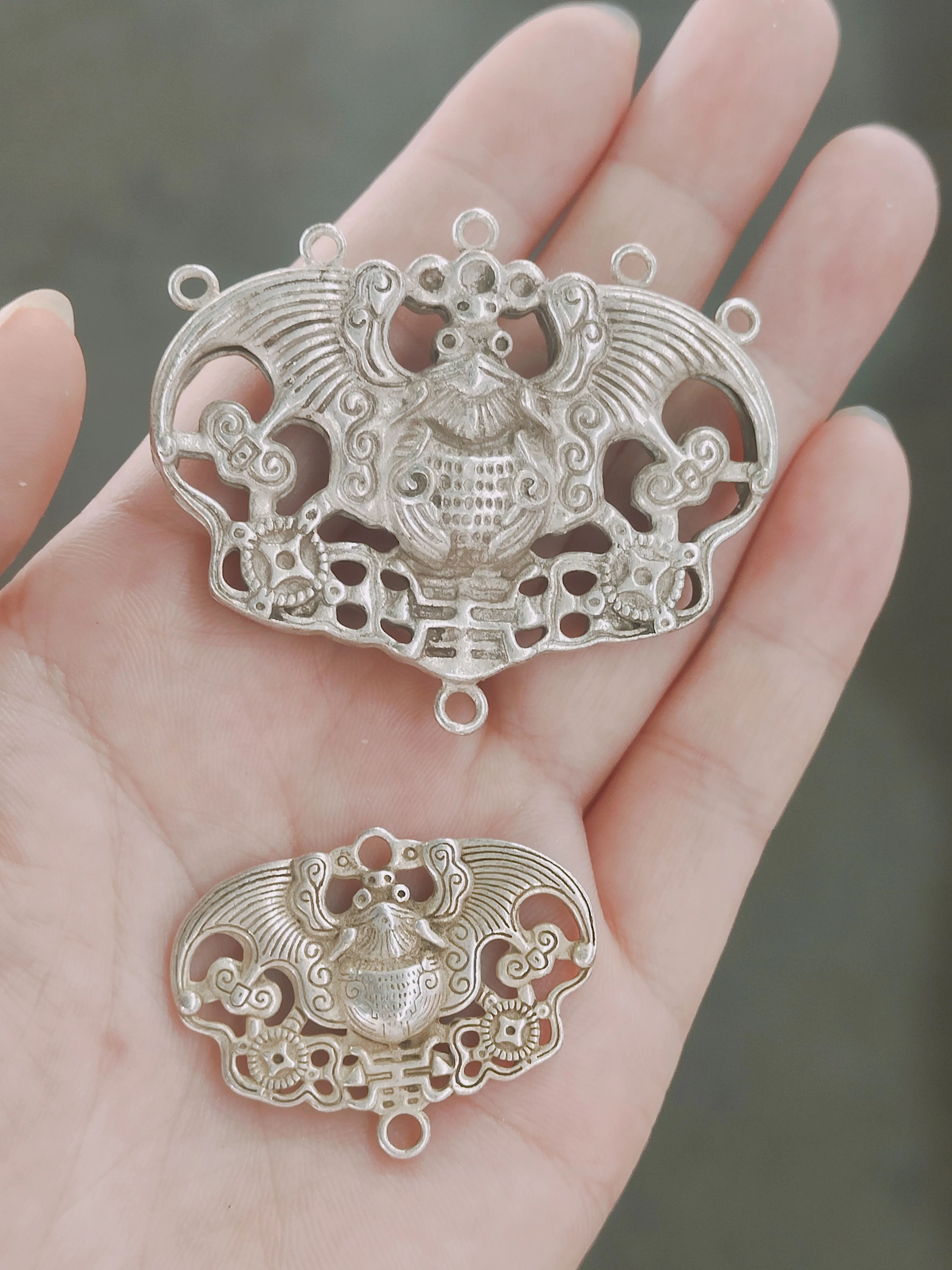 

China Tibetan silver national wind bat small lock Fu Joker pendant in front of you.