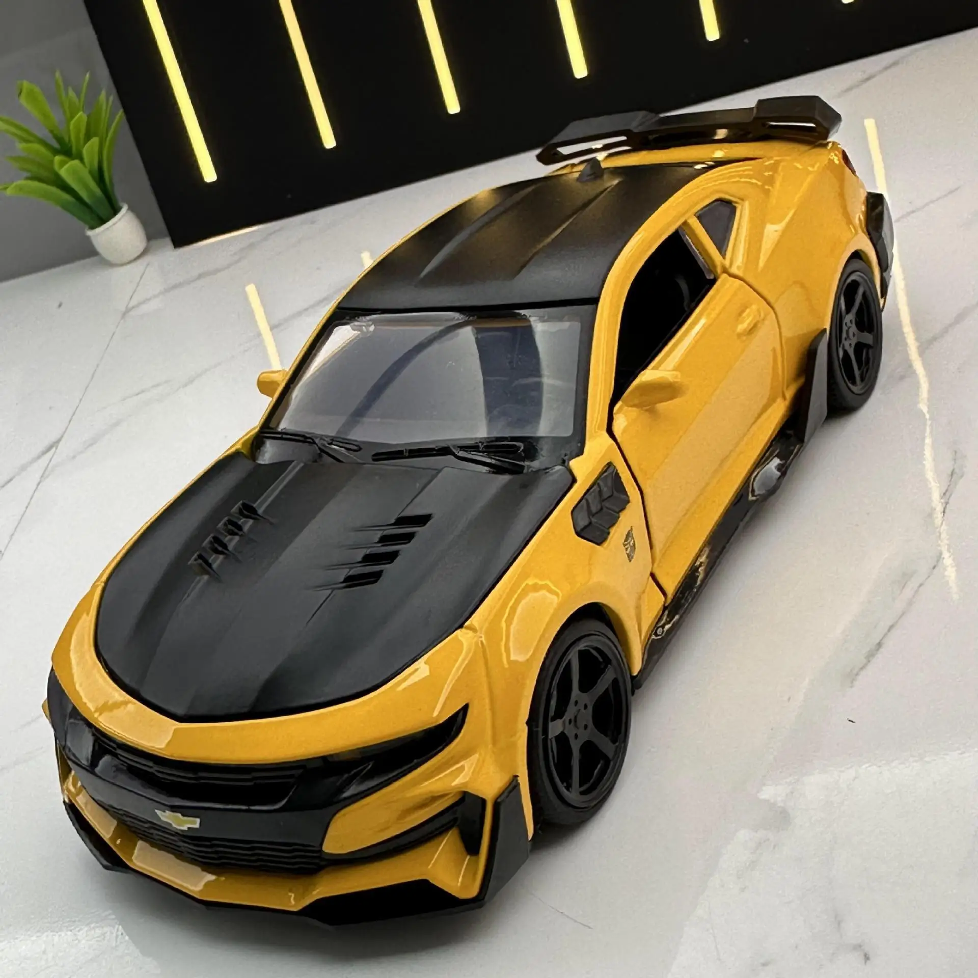 Legierung Auto-Modell 1:32 Camaro Sportwagen mit Rückziehfunktion, Sound und Licht, Kinderspielzeugauto, Bumblebee Modell Ornament