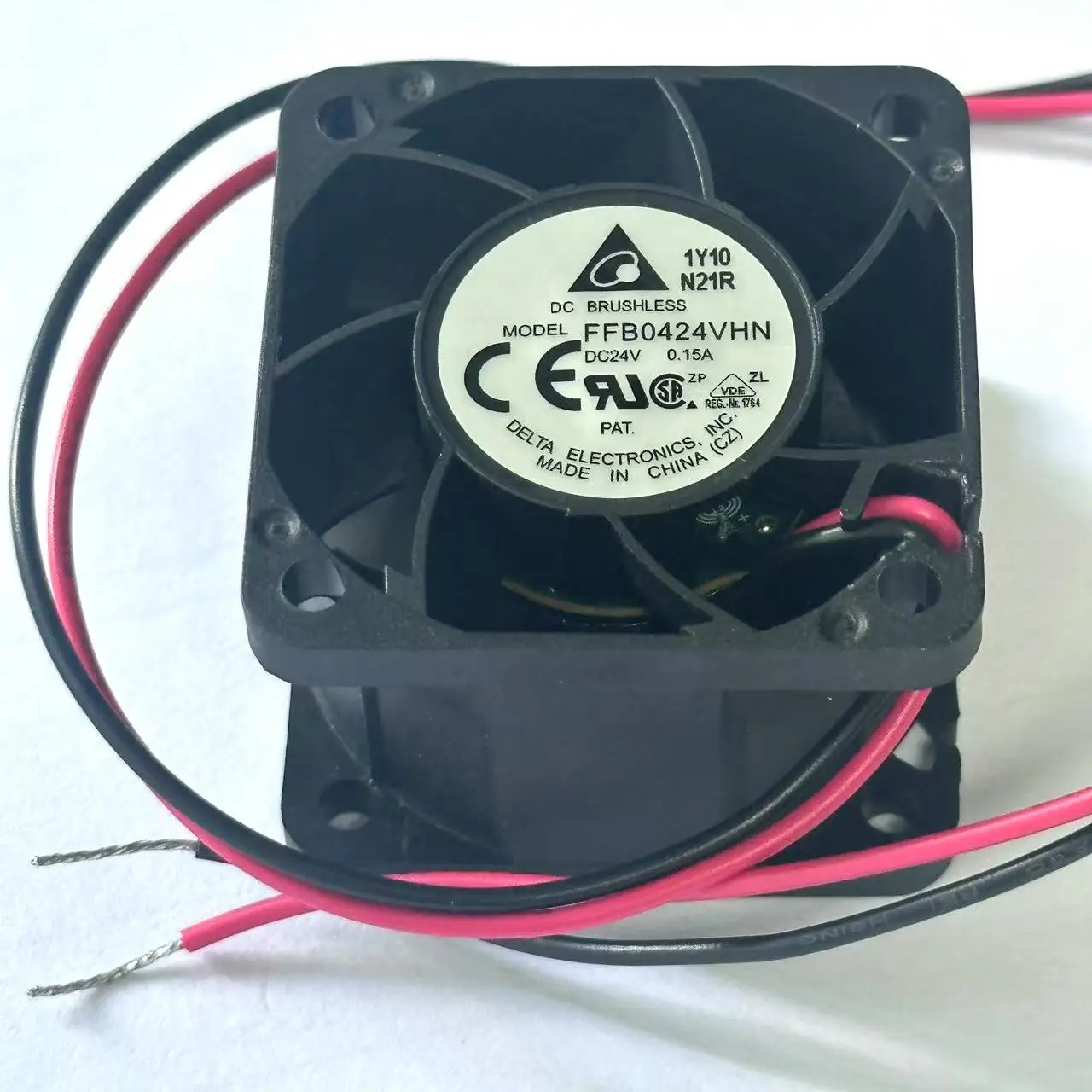 

Delta Electronics FFB0424VHN DC 24 В 0,15 А 40x40x28 мм 2-проводной охлаждающий вентилятор для сервера