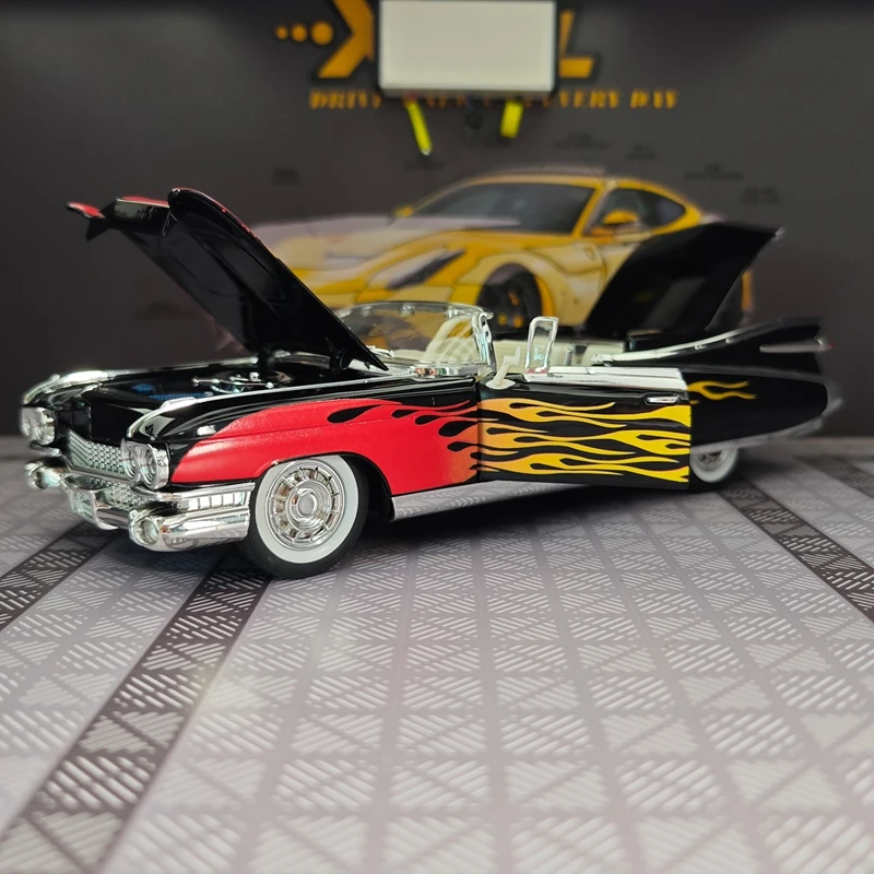 

1:24 Cadillac alloy convertible vintage car model, car ornament, door can be opened has simulated sound and lighting functions