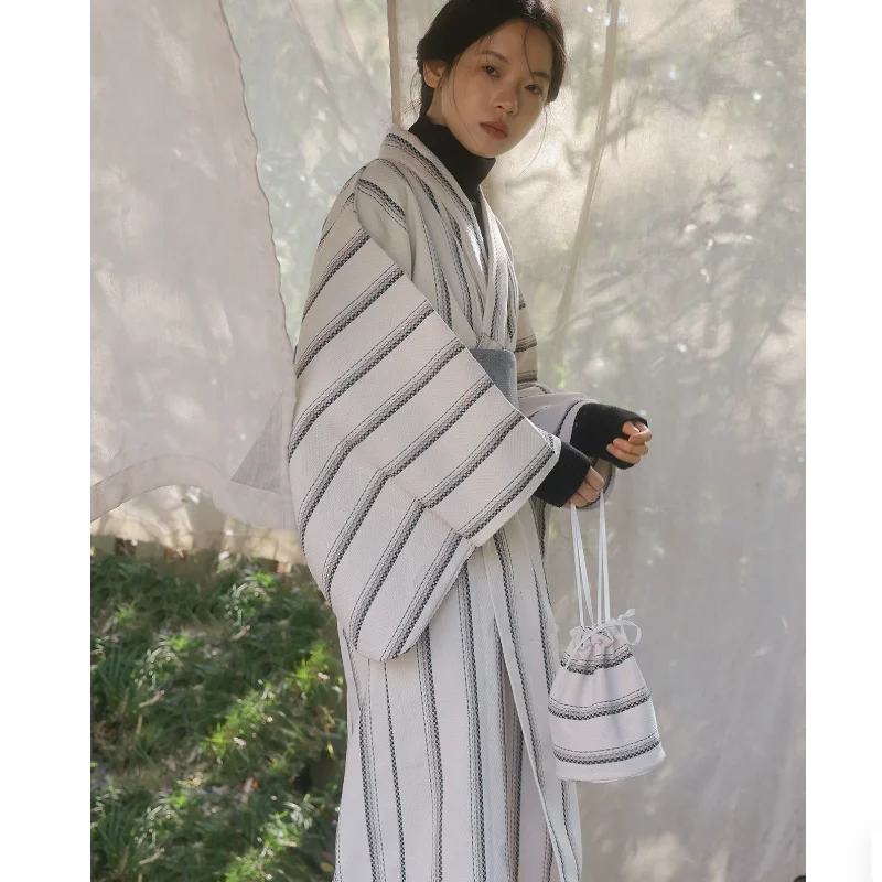 Abito Kimono da Donna a Righe  - Traditional Winter Japanese Clothing recensione e prezzo