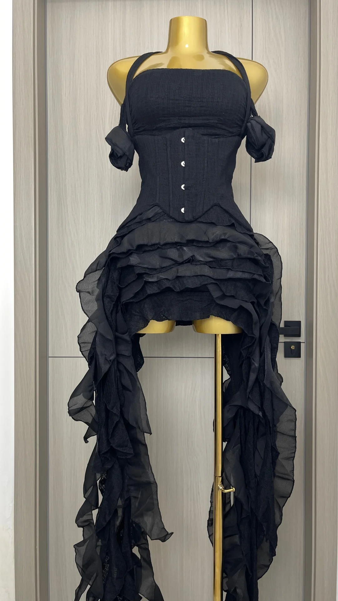 

Женский костюм с юбкой, драпированное платье, комплекты из трех предметов, сексуальное платье с лямкой на шее и рюшами, корсет на шнуровке, топ, шорты, вечерние коктейльное платье, платья