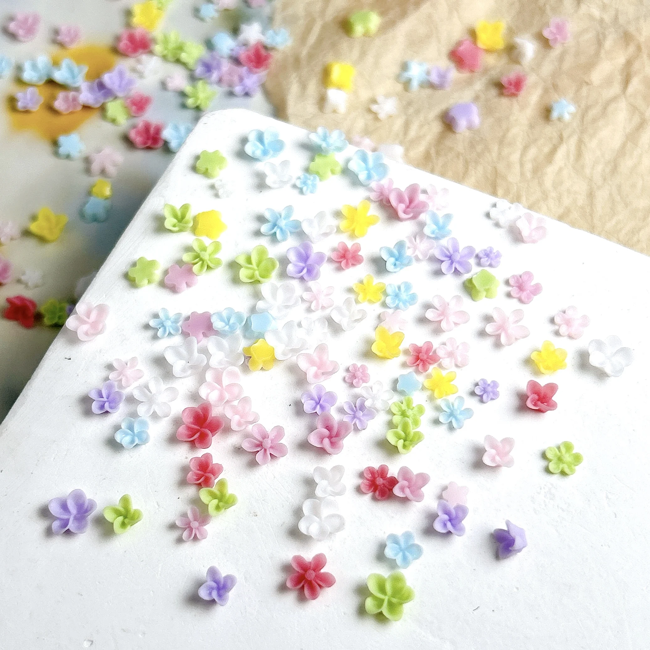 60 SZTUK Różne Kolory Słodkie Kwiaty Seria Ozdoby do Paznokci 3D Minimalistyczne Mini Pięciopłatkowe Kwiaty Stokrotki Dekoracje do Paznokci DIY