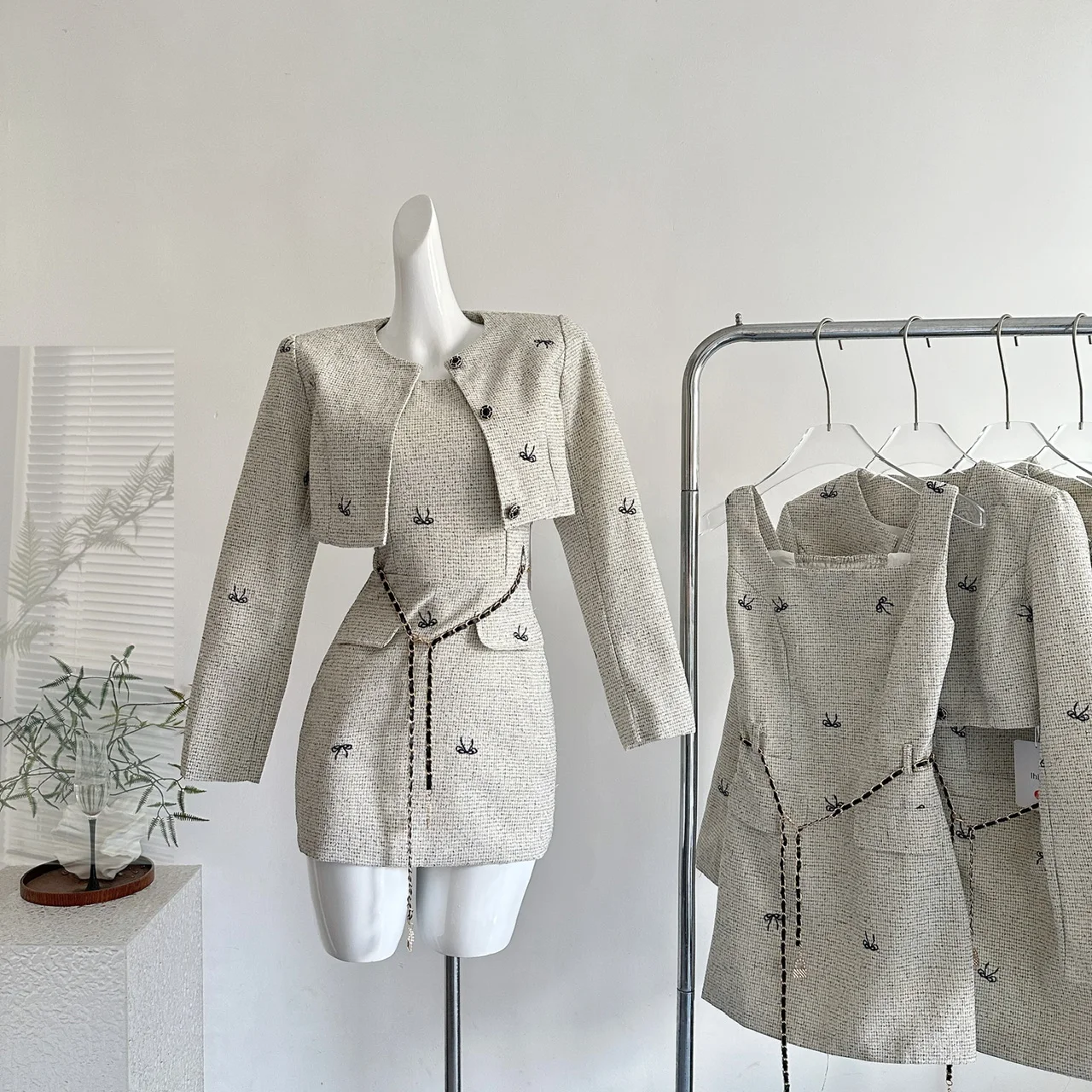 

Женский элегантный комплект из двух предметов с юбкой, женский однобортный короткий пиджак с круглым вырезом и длинными рукавами + тонкое платье без рукавов с квадратным вырезом