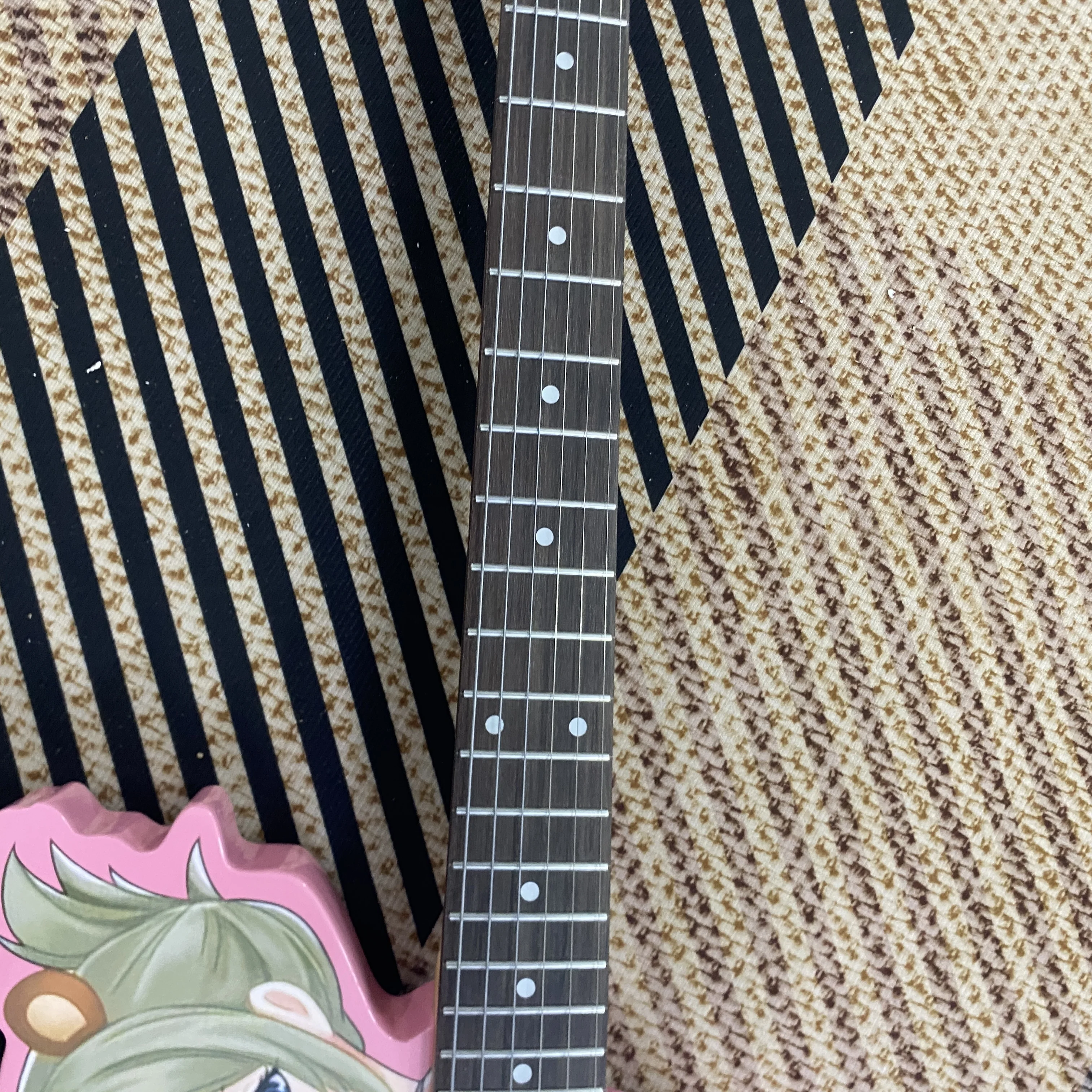 جيتار كهربائي على شكل خاص من Vicers مع لوحة أصابع من خشب الورد، 6 أوتار، 24 فريت، رقبة خشب القيقب، أجهزة ذهبية