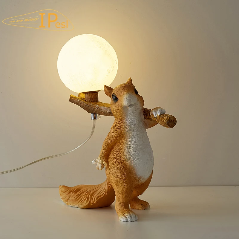 Designer cute fruit carrying squirrel cartoon table light bedroom bedside lamp resin Desk lamp Children\'s gifts drop shipping