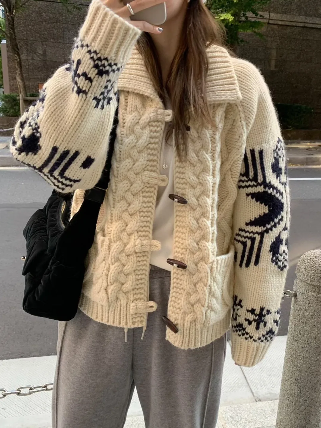 

Korean Sle Knitted Cardigan Women's Winter New Faion Age-Defng Sweater Coat with Turn-down Collar And Bull Horn Buttons