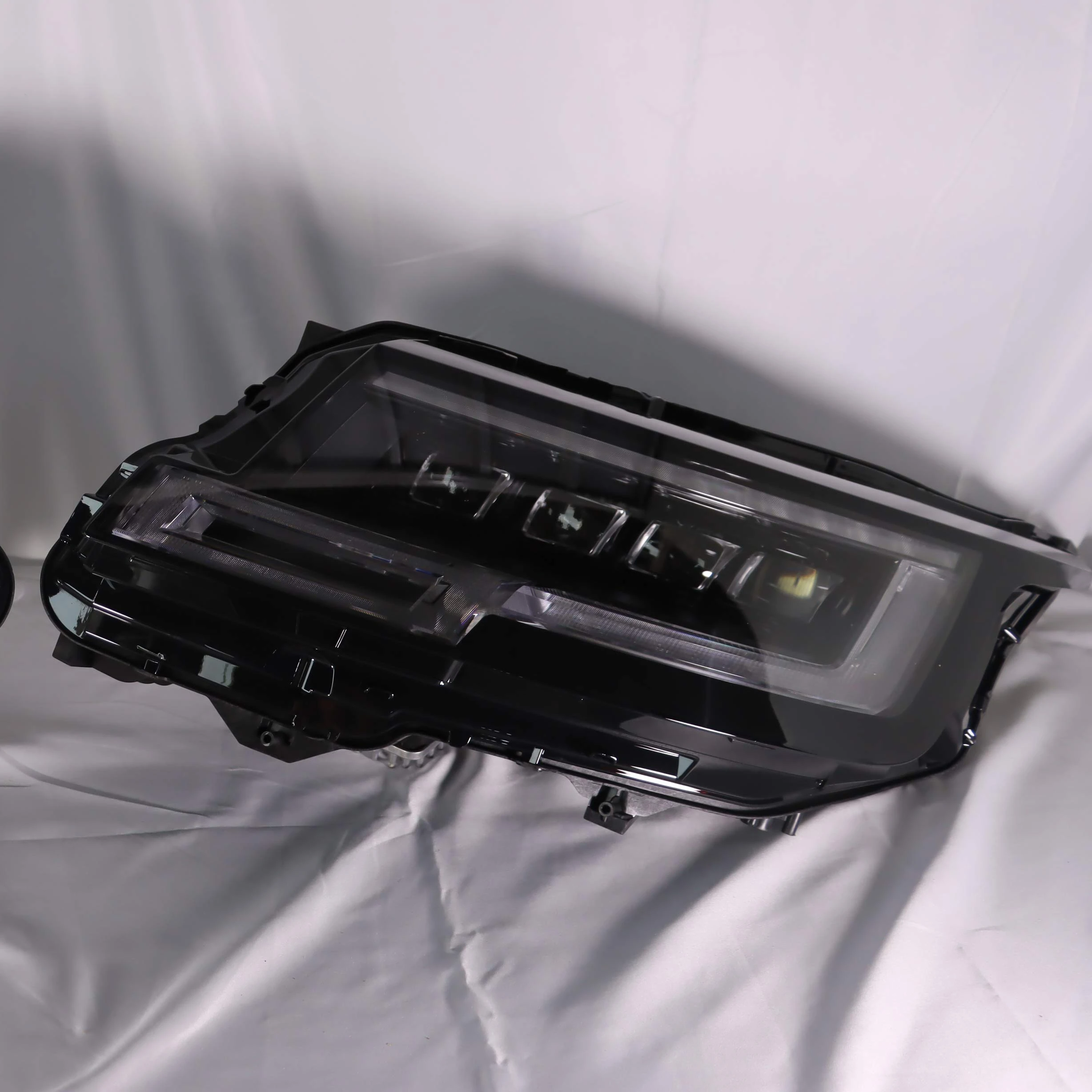 2025Original High Quality Second-hand Four-lens matrix Headlights or 2023-2025 Land Rover Range Rover Repair and Replacement