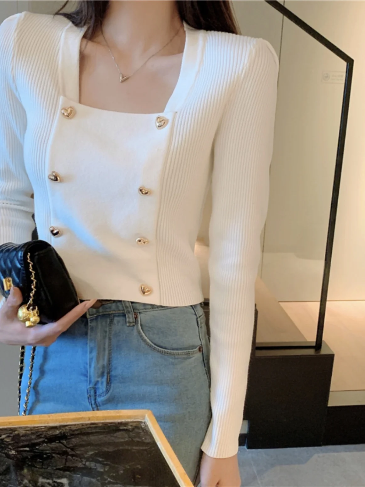 Biały sweter z kwadratowym dekoltem, bazowy, damski, wiosenno-jesienny, mały, francuski styl, dzianinowy, do noszenia pod spód, modny top do pracy.