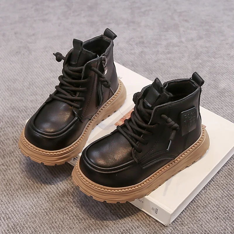 

Детские короткие сапоги для девочек и мальчиков, зима 2025 года, новая модная нескользящая универсальная кожаная обувь принцессы на мягкой подошве в корейском стиле