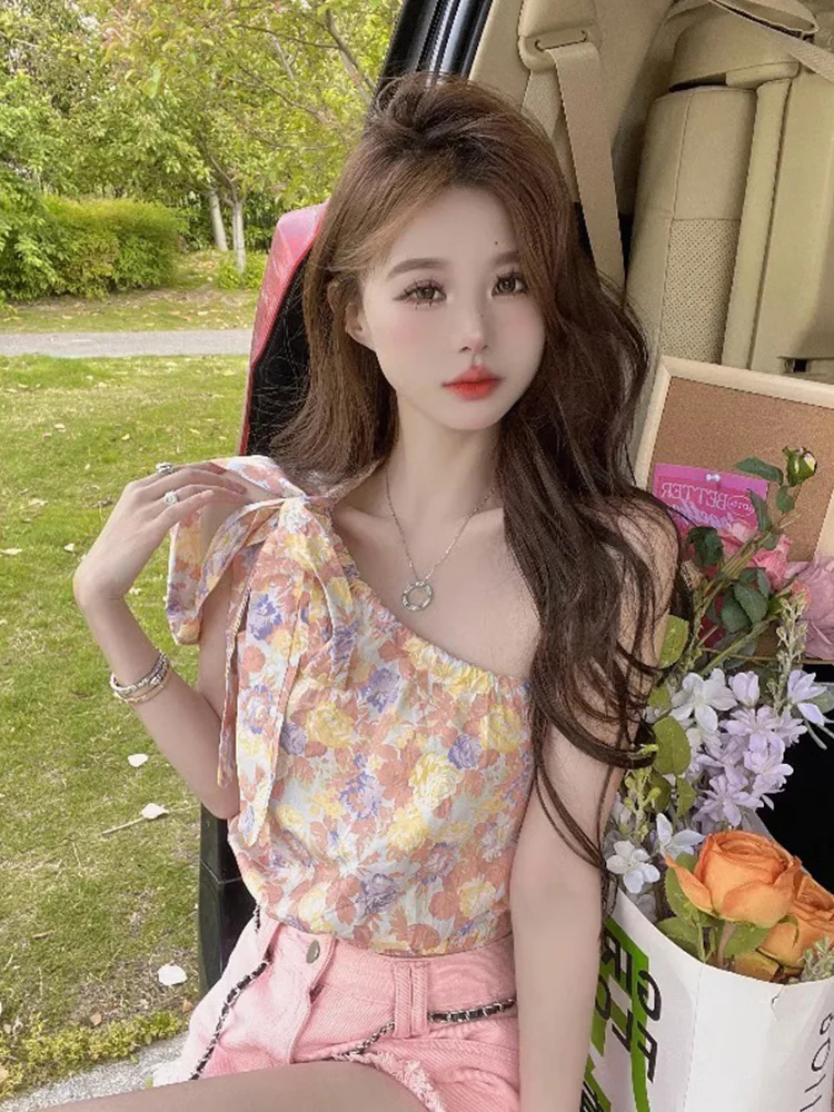 

Новая летняя женская майка с открытыми плечами, дизайн с художественной росписью, сексуальная шикарная верхняя одежда, корейская версия для поездок на работу