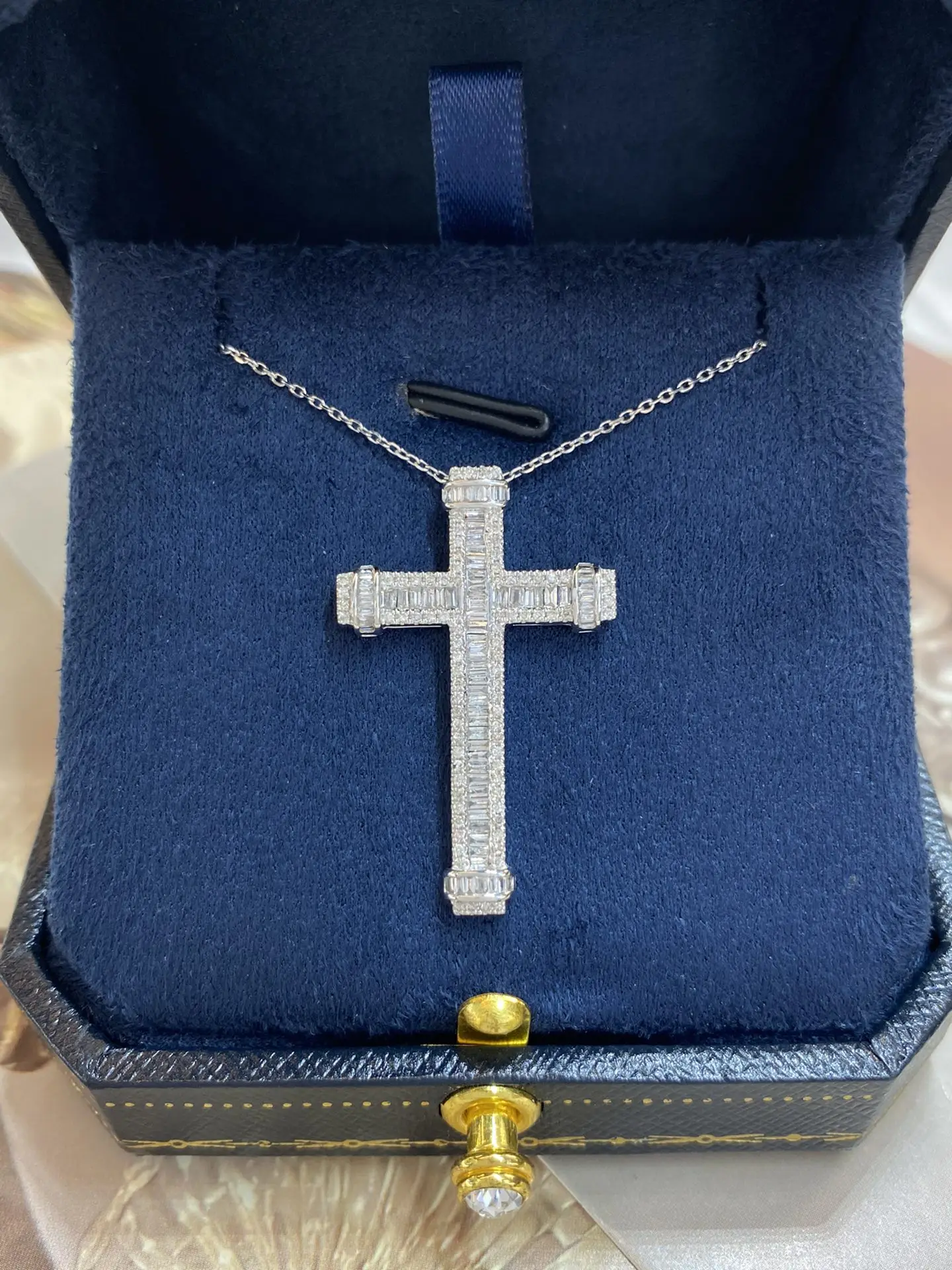 

LUOWEND 18K White Gold Necklace Real Natural Diamonds 0.70carat Pendant Elegant Cross Shape Exquisite Jewelry Gift for Women