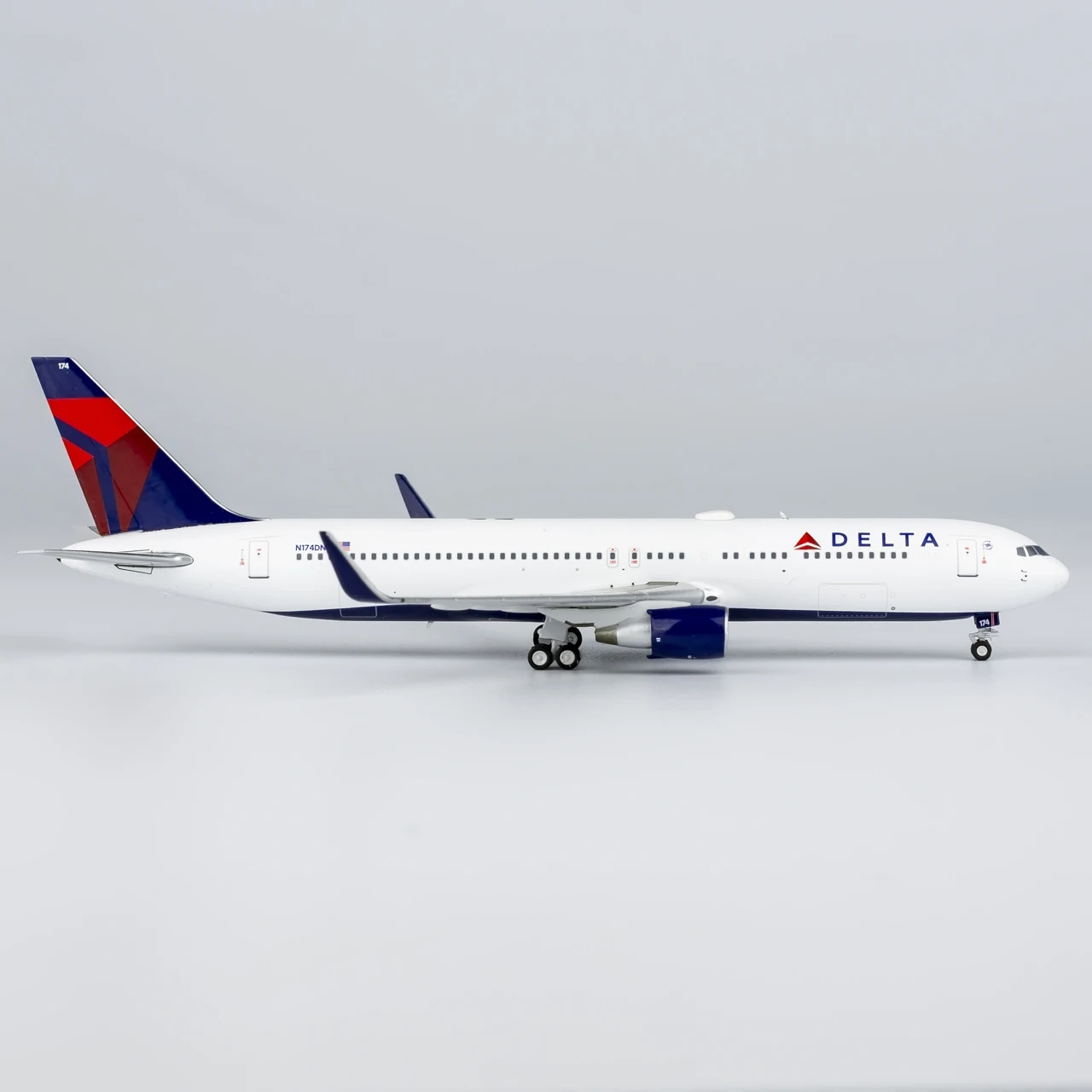 17001 Alloy Collectible Plane Gift NG Model 1:400 Delta Air Lines \