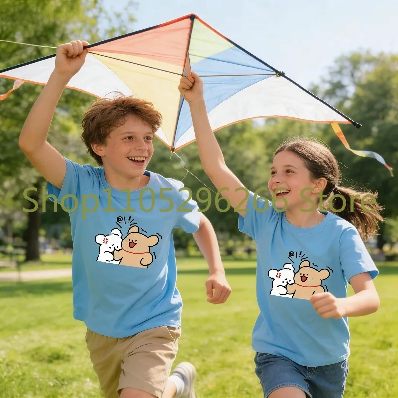 

Детская футболка с принтом медведя, две наклейки, модный принт в конфетных цветах, комплект для родителей и детей, круглый вырез, чистый хлопок, уличный стиль