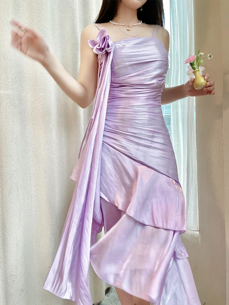 

Платье ReVe Haute Couture с отстегивающимся цветочным декором на груди, атласное, с драпировкой, асимметричным подолом, в уличном стиле, с завышенной талией, миди, без рукавов