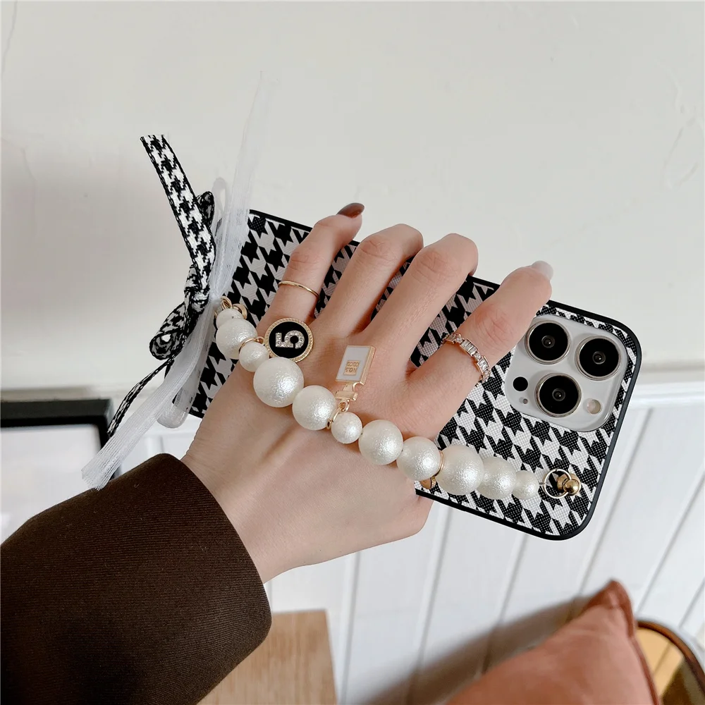 Luxury Korean Houndstooth Pearl Bracelet Chain  Phone Case For iPhone 15 11 12 13 14 Pro X XR XS Max 7 8 Plus Protective Cover