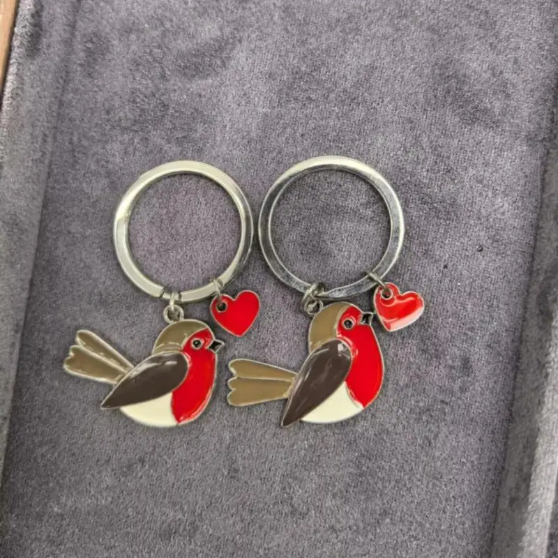 Niedlicher Rotkehlchen-Vogel Emaille-Schlüsselanhänger Kreativer Metall-Rot-Herz-Anhänger Schlüsselanhänger Romantisches Tier-Schmuckgeschenk für Frauen und Mädchen – Detail 6