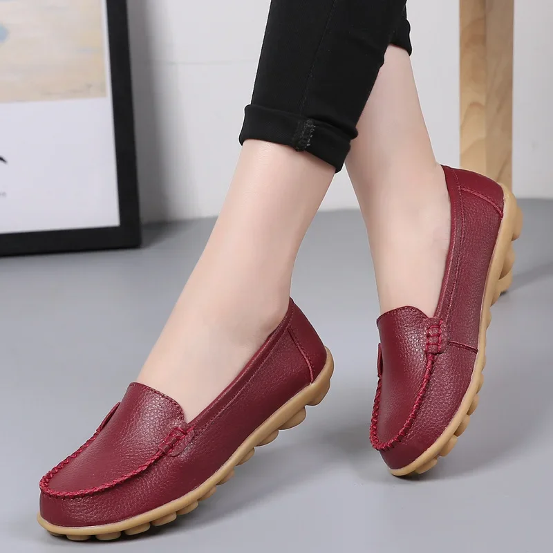 2024 New Women Round Toe Shallow Flat Shoes Leather Breathable Moccasins Women Boat Shoes Slip on Ladies Casual Shoes Size 34-44