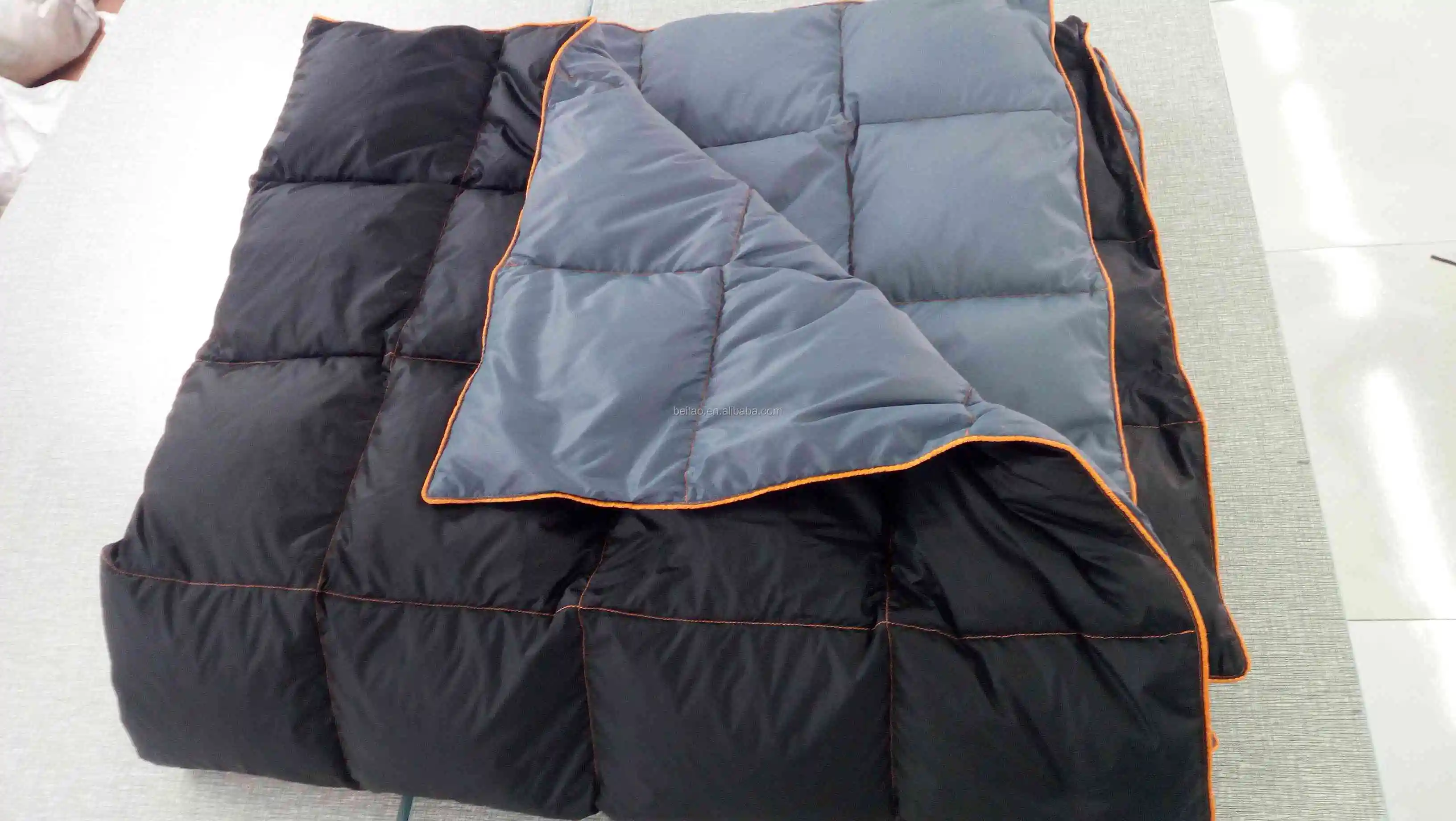 Keep Warm Windproof and Waterproof Outdoor Puffy Camping Blanket for Traveling Picnics Beach Trips - view 2