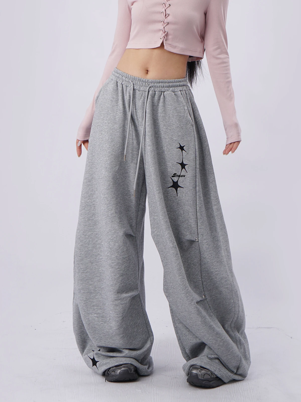 

Серые широкие брюки для женщин с принтом, спортивные, для танцев, с низкой талией, в повседневном стиле, летняя коллекция, модные, больших размеров