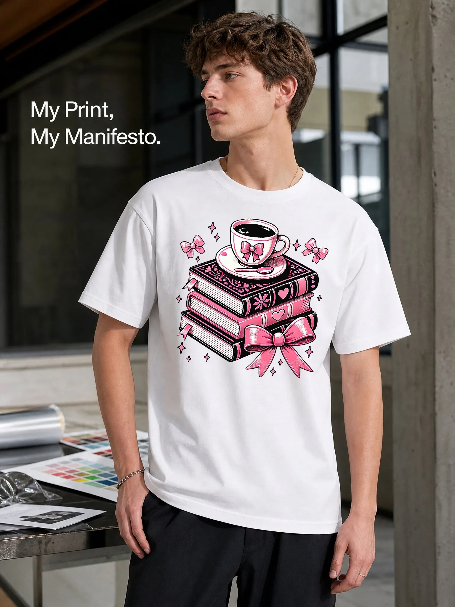Men's White Round-Neck Short-Sleeve T-Shirt with Pink Bow, Stacked Books, Coffee Cup, and Starlight Print, Loose Fit, Casual and Fun Style, Suitable for Daily Commuting and Going Out, Skin-Friendly Cotton, Comfortable and Breathable