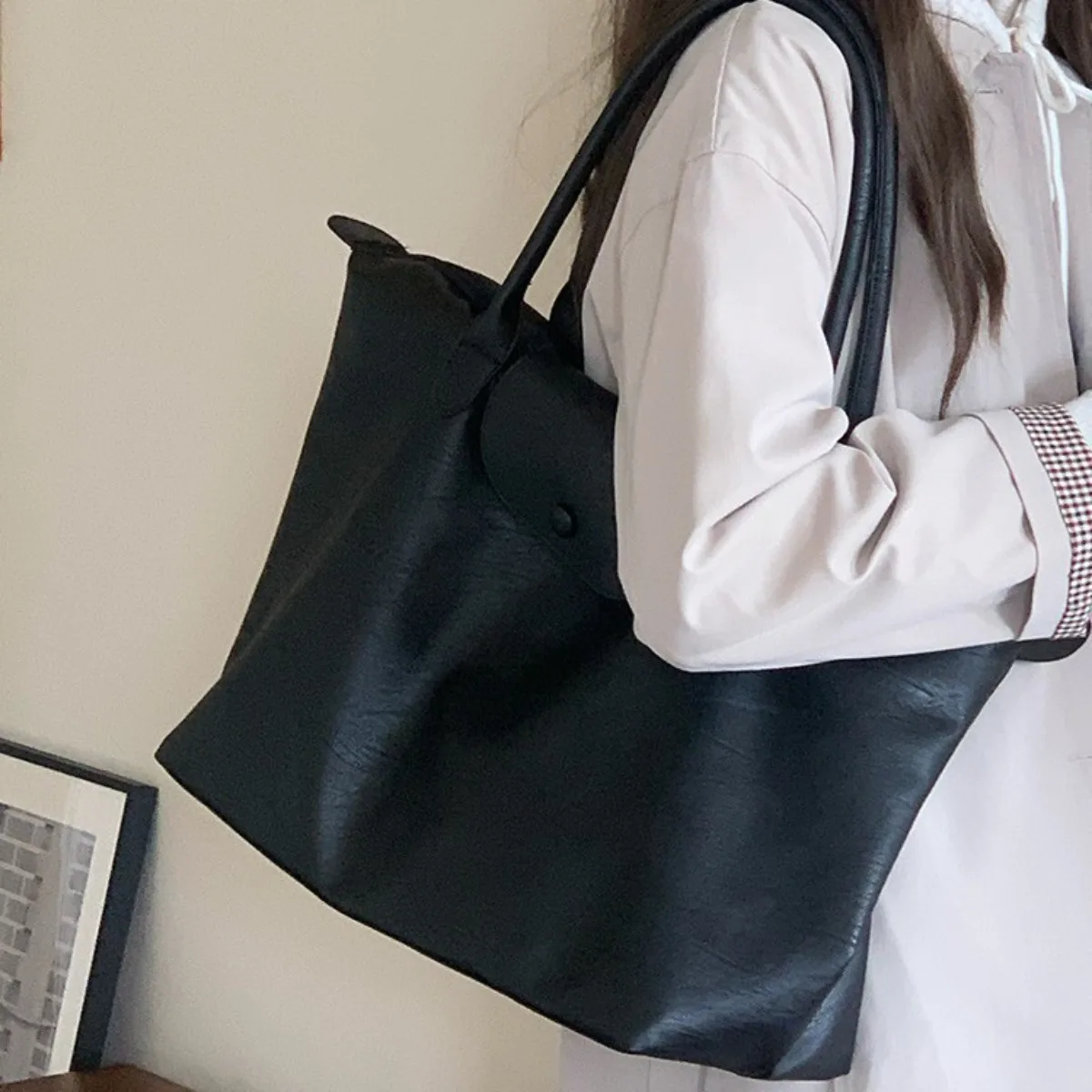 

Женская большая сумка из искусственной кожи 2025 года. Минималистичная однотонная сумка, просторная рабочая сумка и дорожная сумка для деловой поездки.