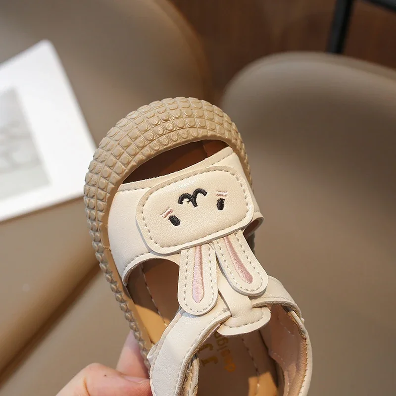 Sandali Baotou da ragazza 2025 Estate Nuove scarpe da principessa carine Scarpe da passeggio per bambini con suola morbida cava per bambini