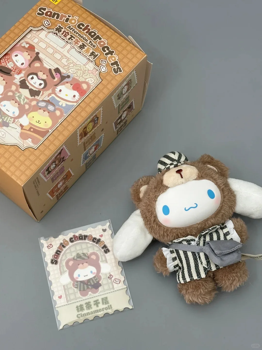 

Подлинный запас Sanrio, виниловые плюшевые британские послеобеденные чая второго поколения, слепая коробка, коллекционные фигурки, рождественские подарки