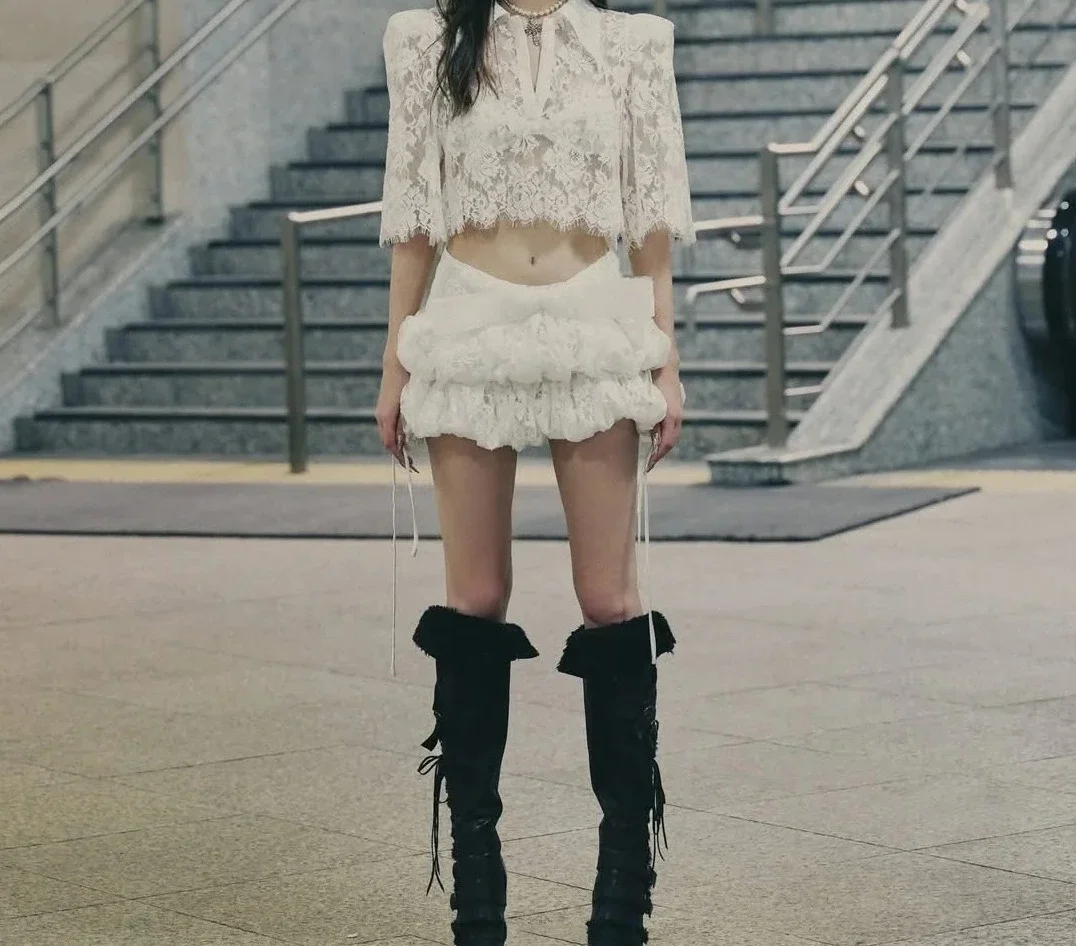 

Высококачественный кружевной комплект в светском стиле, новинка 2025 года, женская летняя рубашка + ультра короткая юбка, сплошной цвет