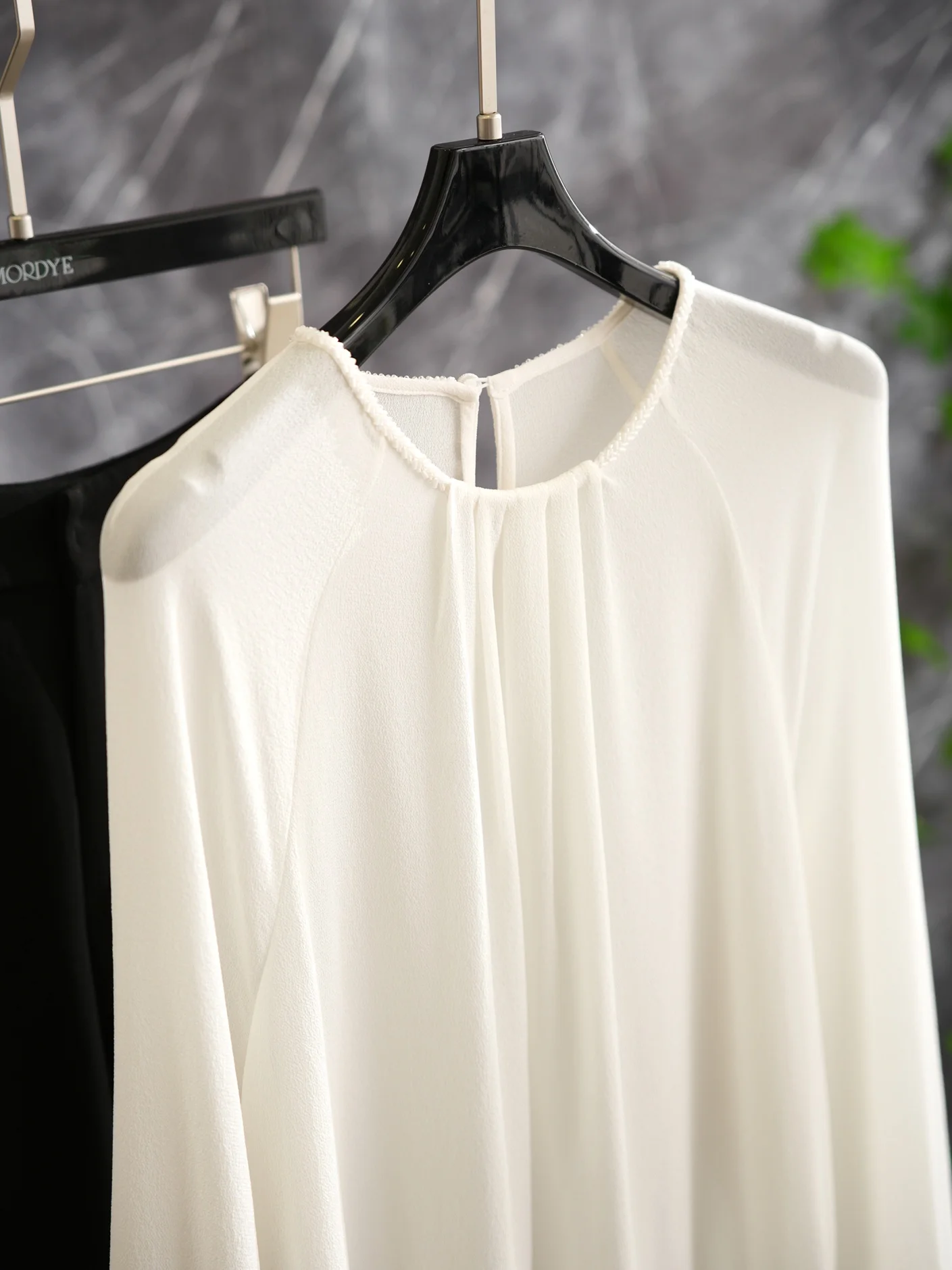 

Шелковая женская рубашка прямого кроя с длинным рукавом, на пуговицах, с отложным воротником, плотная, 23 момме, белая, с шелковыми вставками на плечах