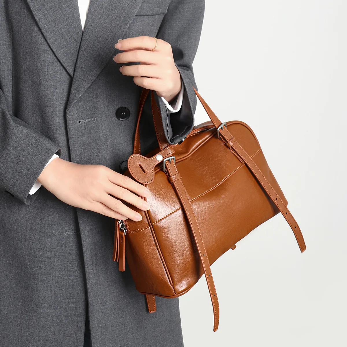 

Genuine Leather High-End Bowling Bag for Women, Winter Retro Large-Capacity Commuter Shoulder Bag, Handbag, Underarm Bag