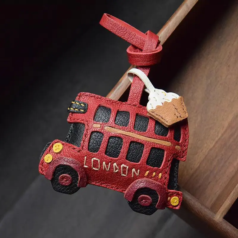 Handgefertigter Vintage Leder-Anhänger in Form eines roten Londoner Doppeldeckerbusses mit Gebäck-Akzent – Stilvoller Anhänger für Handtaschen & Rucksäcke – Detail 1