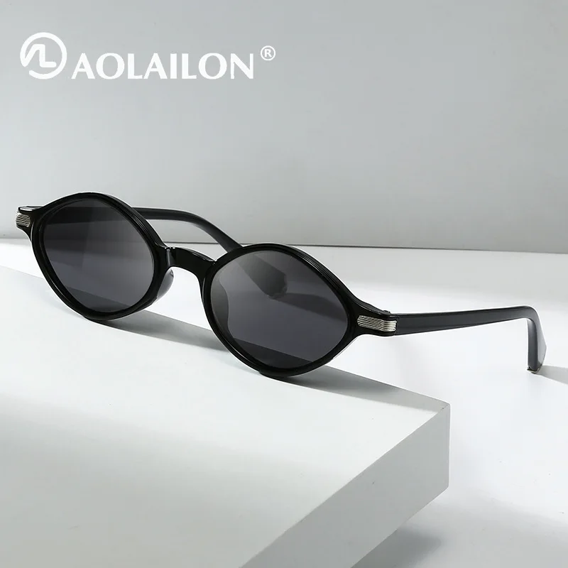 نظارات شمسية نسائية بإطار صغير على شكل عين القطة مربعة الشكل مع خطوط بسيطة ونجمة نفس النمط