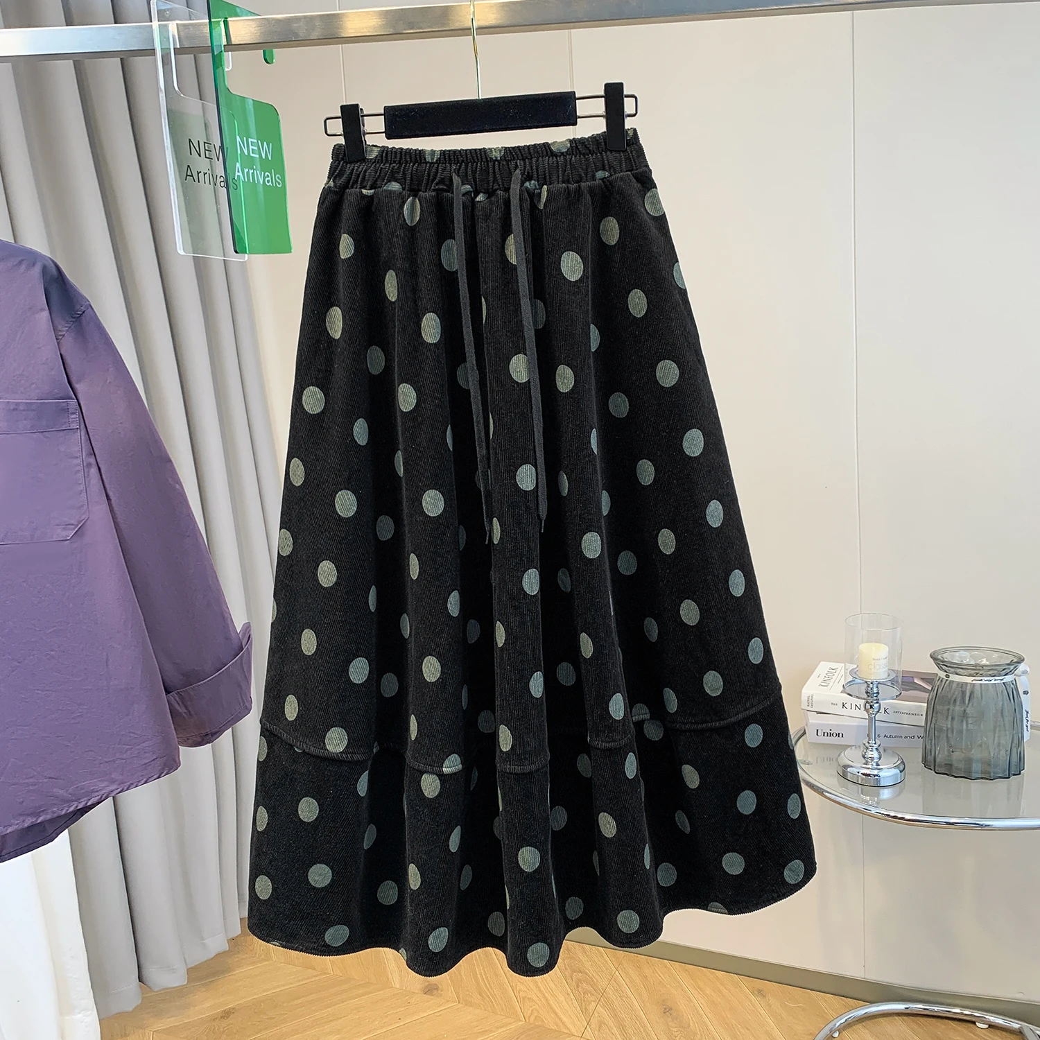 Saia Midi de Veludo Cotelê com Estampa de Poá para Mulheres Plus Size, Design A-Line que Emaece, Saia de Crimento Médio ...