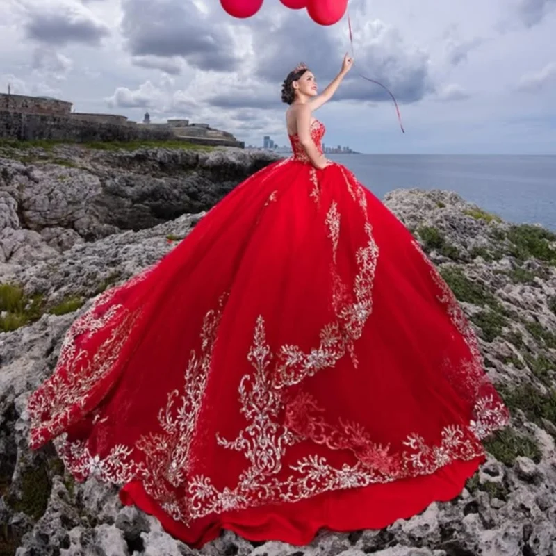 빨간색 킨세아녜라 드레스, 금색 반짝이 크리스탈 레이스 레이어링 데칼, 롱테일 베스티도스 데 15 킨세아녜라 ﻿ 맞춤 제작