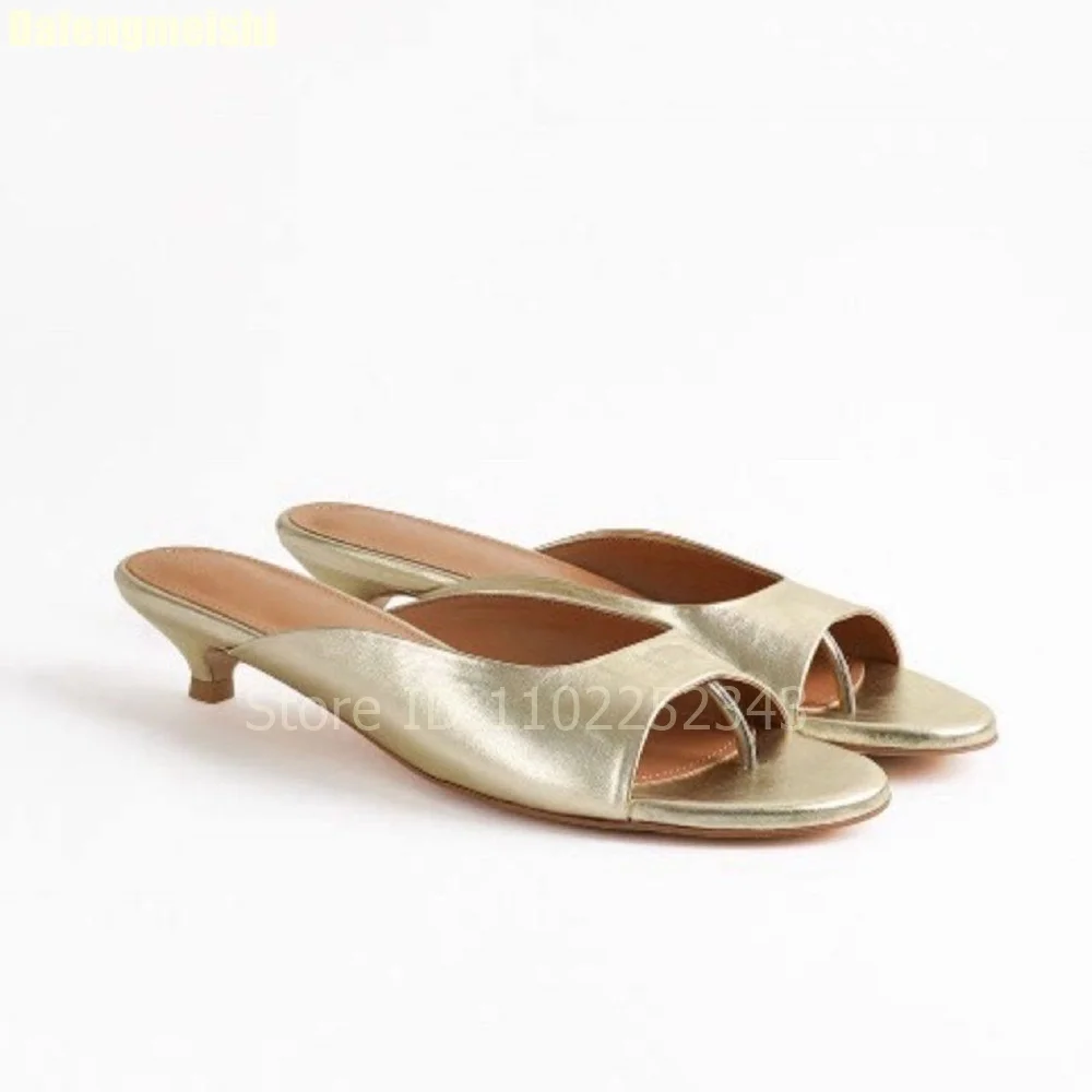 

Летние женские шлепанцы 2026: Новинка, модные, черные, из лакированной кожи, с открытым носком, на низком каблуке, повседневные, без застежек, для улицы