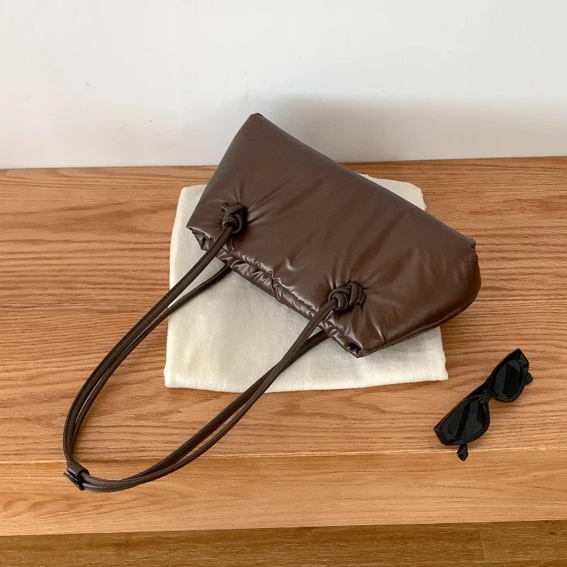 กระเป๋าสะพายไหล่ผู้หญิงแบบลำลอง ขนาดใหญ่ ดีไซน์ควิลท์ รุ่นใหม่ปี 2025 แฟชั่นสีพื้น ผ้าฝ้ายบุนวม ใช้ได้ทั้งผู้หญิงและผู้ชาย เหมาะสำหรับเดินทางไปทำงาน