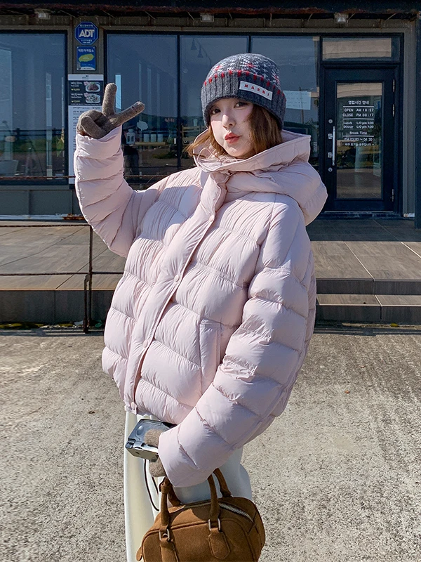 เสื้อแจ็คเก็ตผู้หญิงแบบมีฮู้ด สีชมพูอ่อน  บุด้วยขนเป็ด  สำหรับฤดูหนาว  ให้ความอบอุ่น  ทันสมัย  ช่วยชะลอวัย  สีขาว  ไส้ขนเป็ด