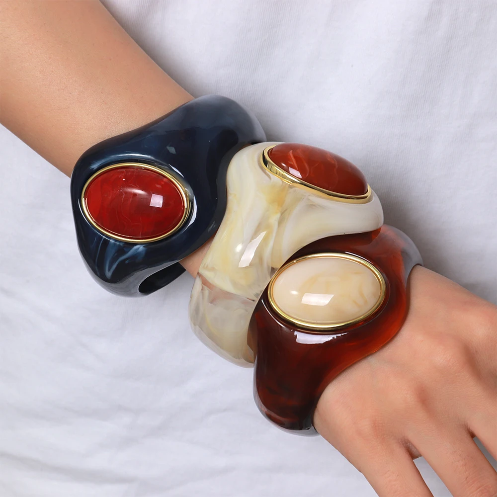Vintage Harz-Armreifen in bunten, unregelmäßigen geometrischen Formen, neue breite Acryl-Armreifen mit Steinintarsien, einzigartiger Schmuck als Geschenk – Detail 4