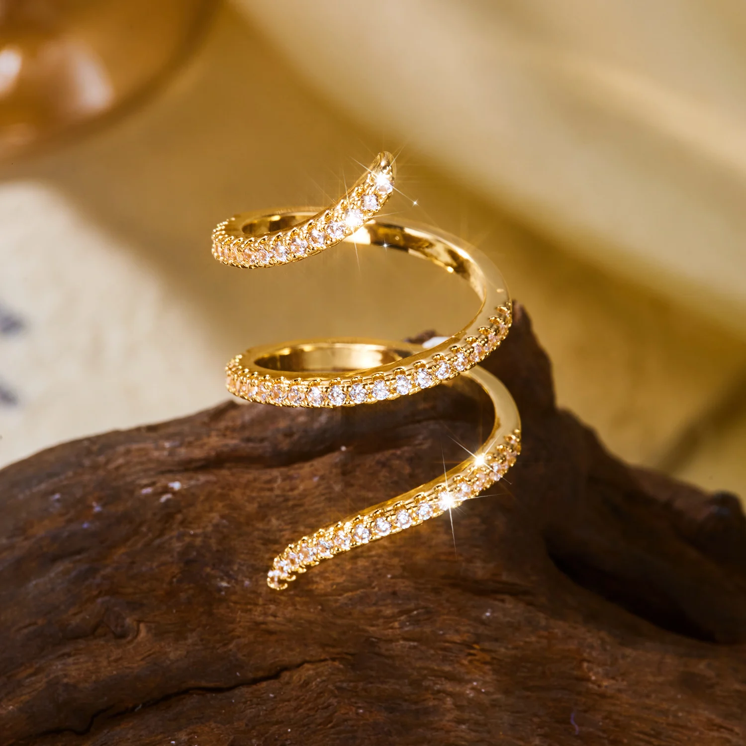 Eleganter geometrischer Rankenring für Damen aus Messing mit Zirkonia, langer Wickelring für Cocktailpartys, Abschlussbälle, romantischer, zarter Schmuck. – Detail 4