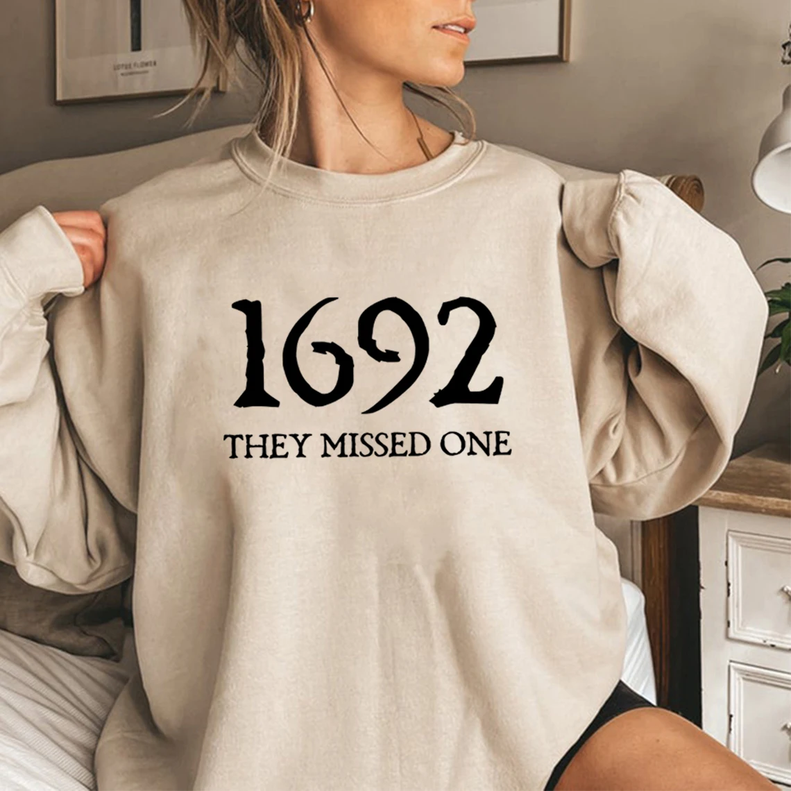 

1692 They Missed One Sweatshirt Sanderson Witch Hoodie Unisex Crewneck Sweatshirts Retro Salem Halloween Pullover Women Clothes